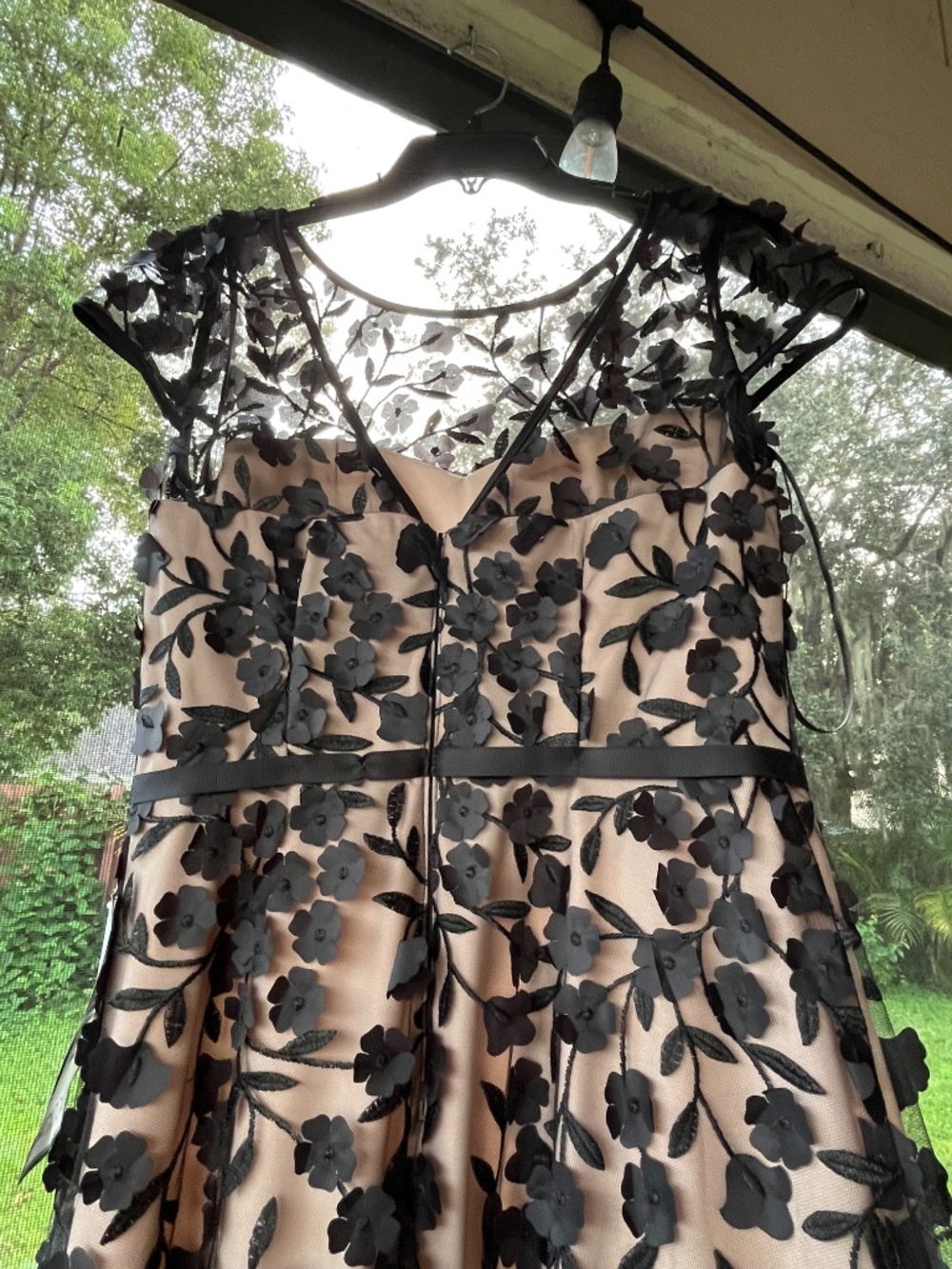 NWT XSCAPE Women’s 3-D Floral Overlay black and nude maxi dress size 4 - Picture 8 of 16
